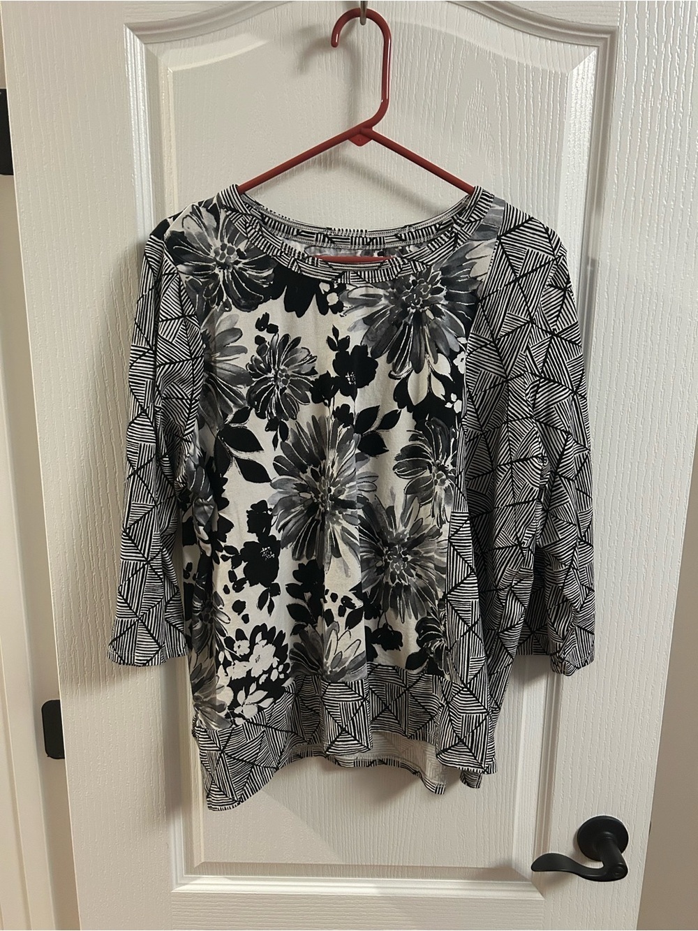 Alfred Dunner Black & White Floral Mixed-Print Long Sleeve Top